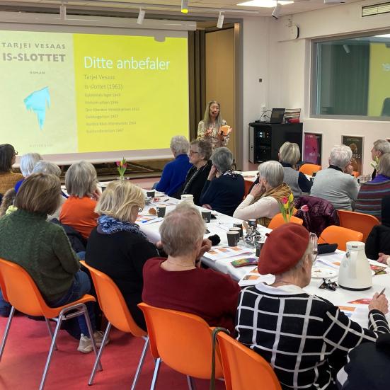 Bogcafé med fællessang og mad