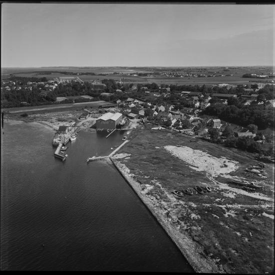 Sort/hvid luftfoto af Frederikssund Skibsværft 1956 set fra vandet