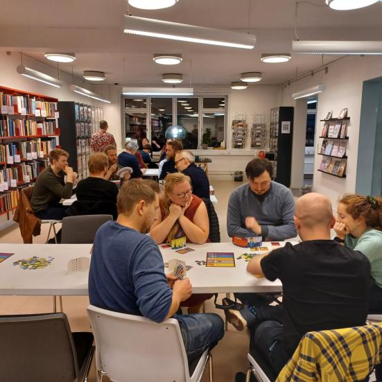 En gruppe mænd spiller et spil.