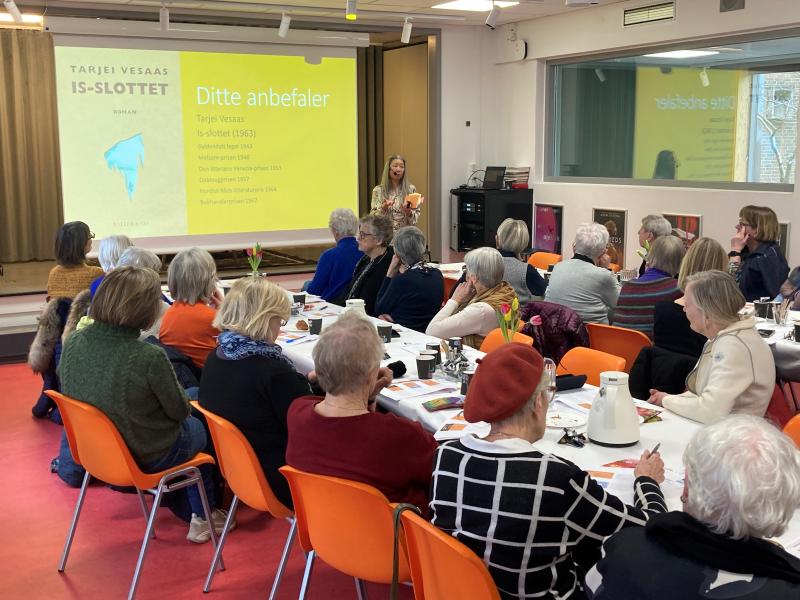 Bogcafé med fællessang og mad
